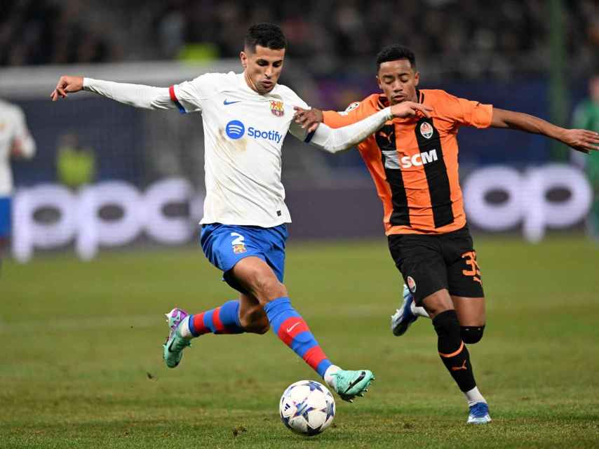 Joao Cancelo conduce el balón, presionado durante el Shakhtar-Barça