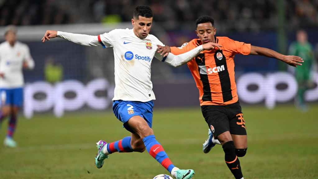 Joao Cancelo conduce el balón, presionado durante el Shakhtar-Barça