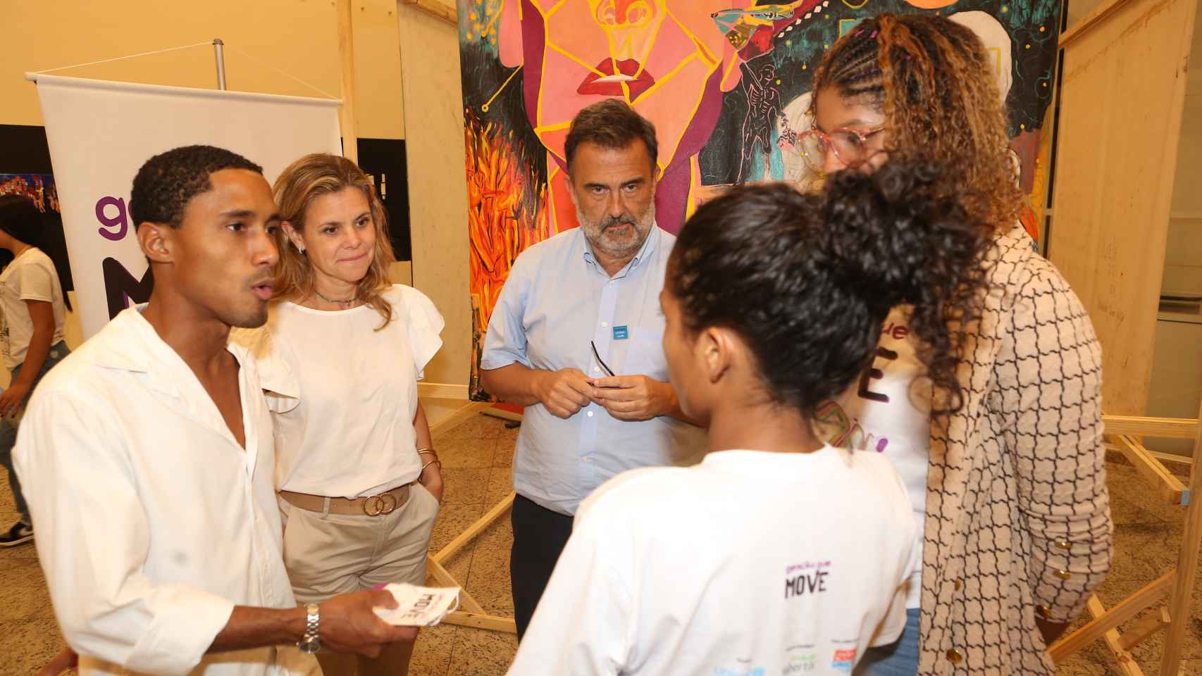 José María Vera y Georgina Flamme conversan con un grupo de jóvenes