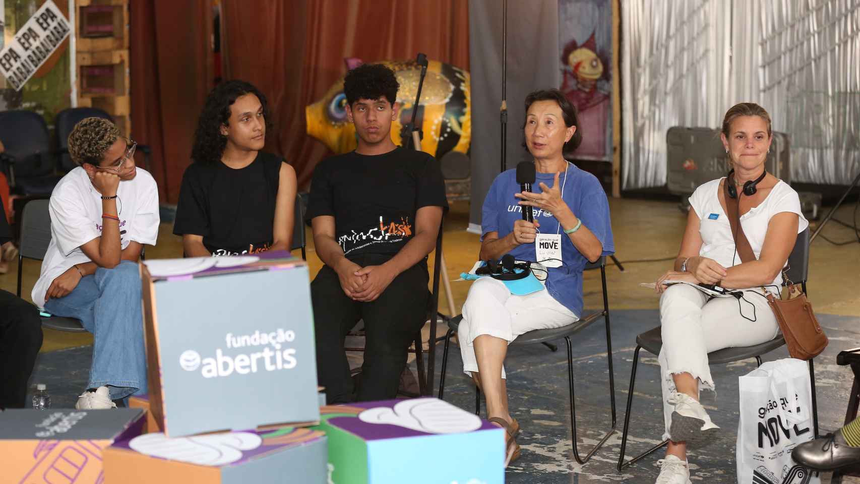Jóvenes participan en un debate promovido por Unicef y Fundación Abertis