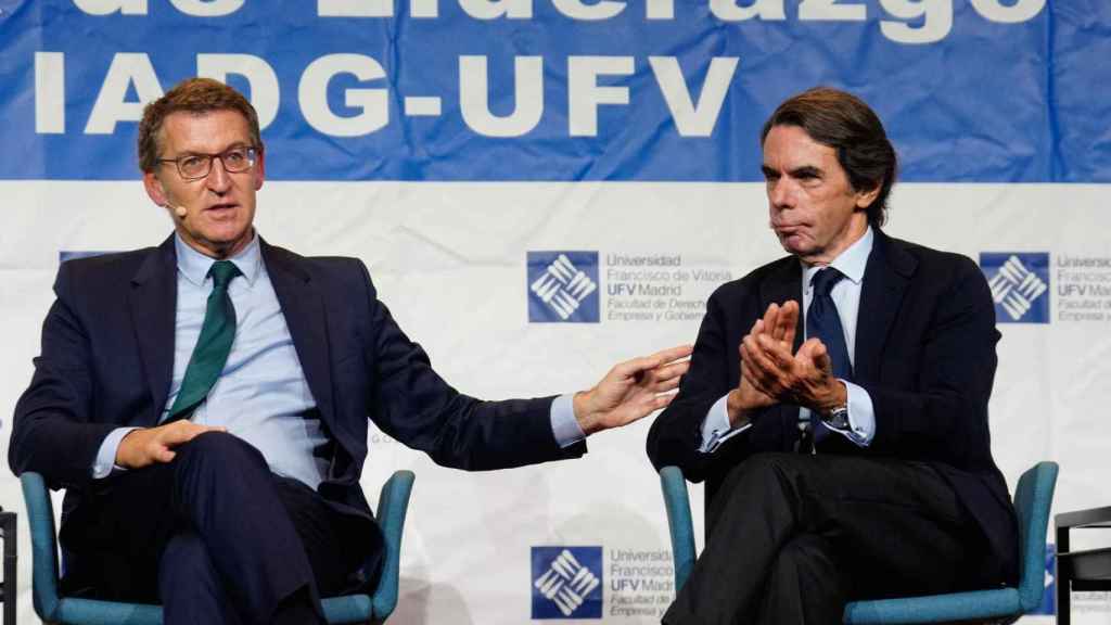 El expresidente del Gobierno José María Aznar y el líder del PP, Alberto Núñez Feijóo, participan en el coloquio celebrado durante la inauguración del Máster de Acción Política del Instituto de Estudios Atlánticos y la Universidad Francisco de Vitoria en Madrid