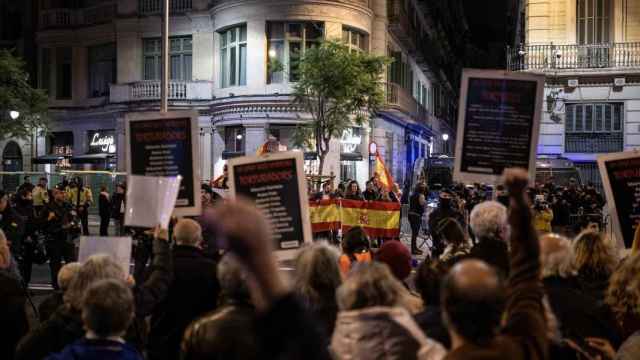 Manifestaciones contrarias de independentistas y españolistas frente a la Jefatura de Via Laietana de Barcelona