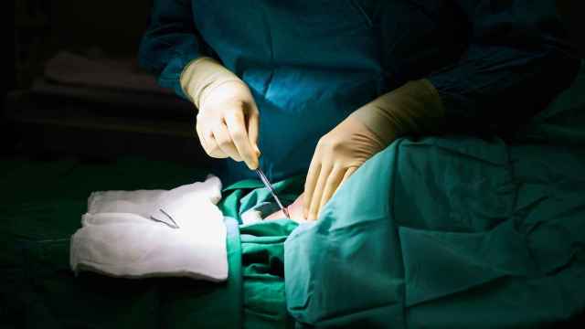 Médicos practican una cirugía en una imagen de archivo