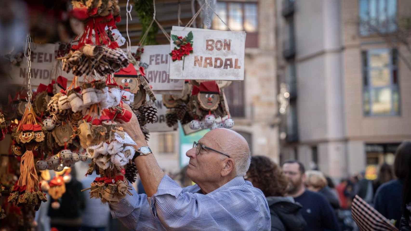 Un hombre mira unos 'tiós' en la Fira de Santa Llúcia