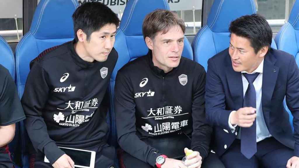 Marc Vivés, en el centro de la imagen durante su etapa en el Vissel Kobe