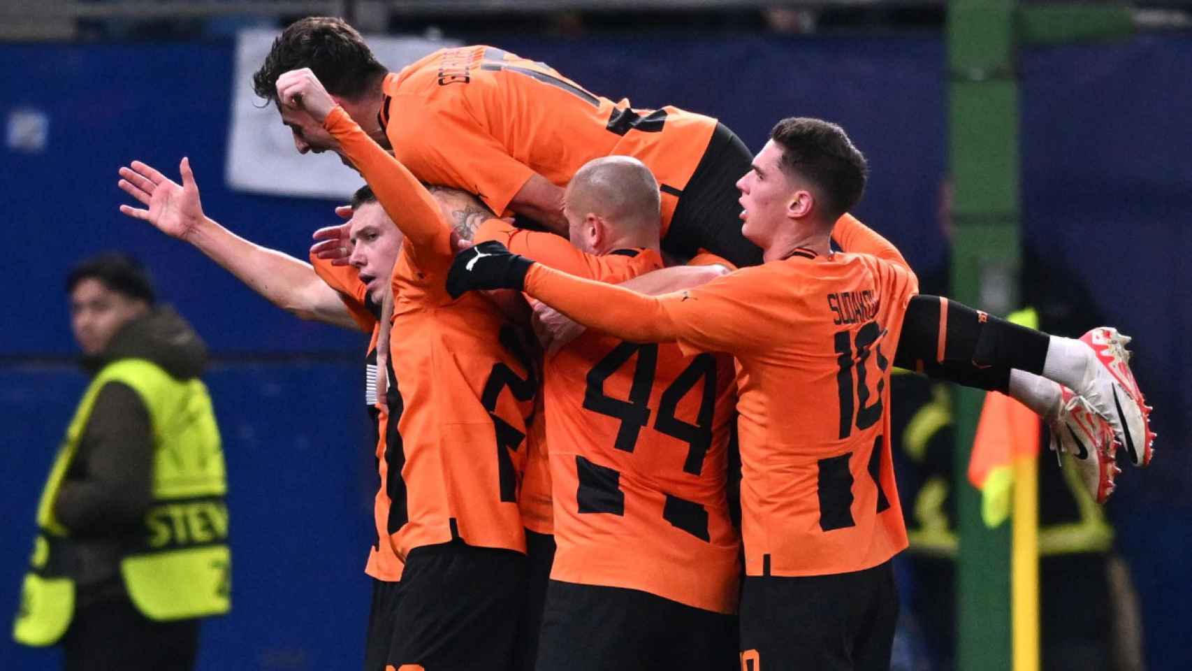 Los jugadores del Shakhtar celebran el gol de la victoria contra el Barça