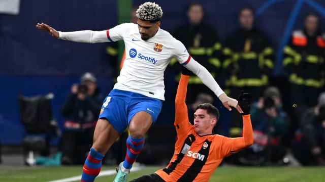 Ronald Araujo, durante el partido contra el Shakhtar Donetsk en Hamburgo