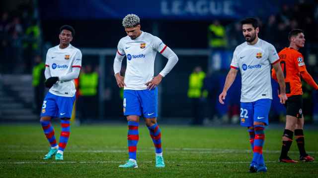 Alejandro Balde, Ronald Araujo e Ilkay Gundogan, tras la derrota del Barça en Hamburgo