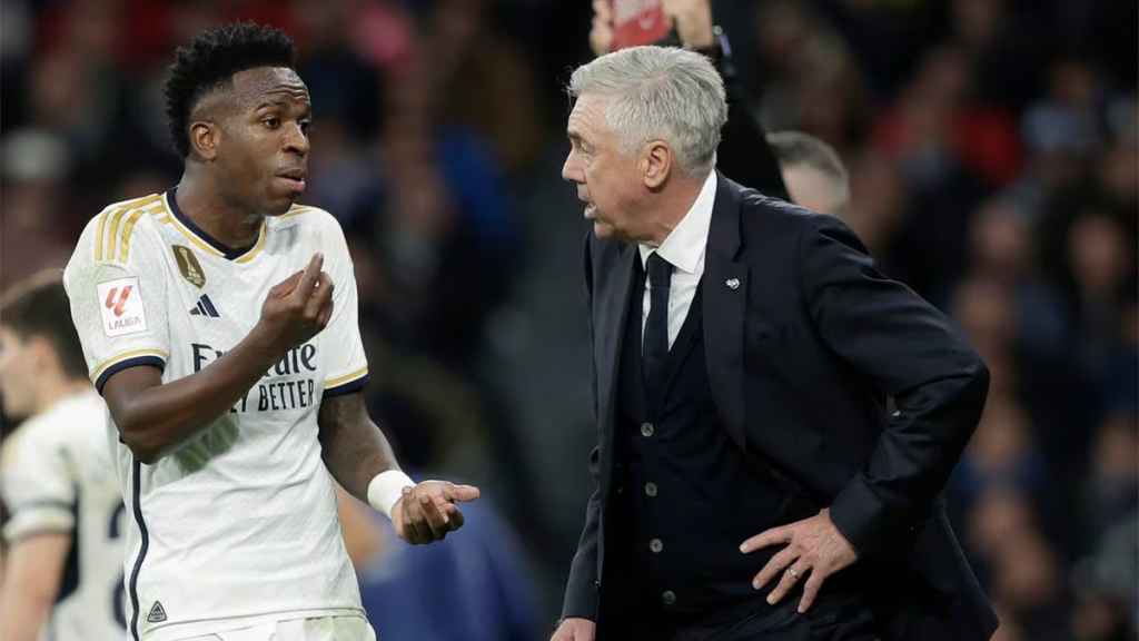 Ancelotti y Vinicius Jr, conversando durante el Real Madrid-Rayo