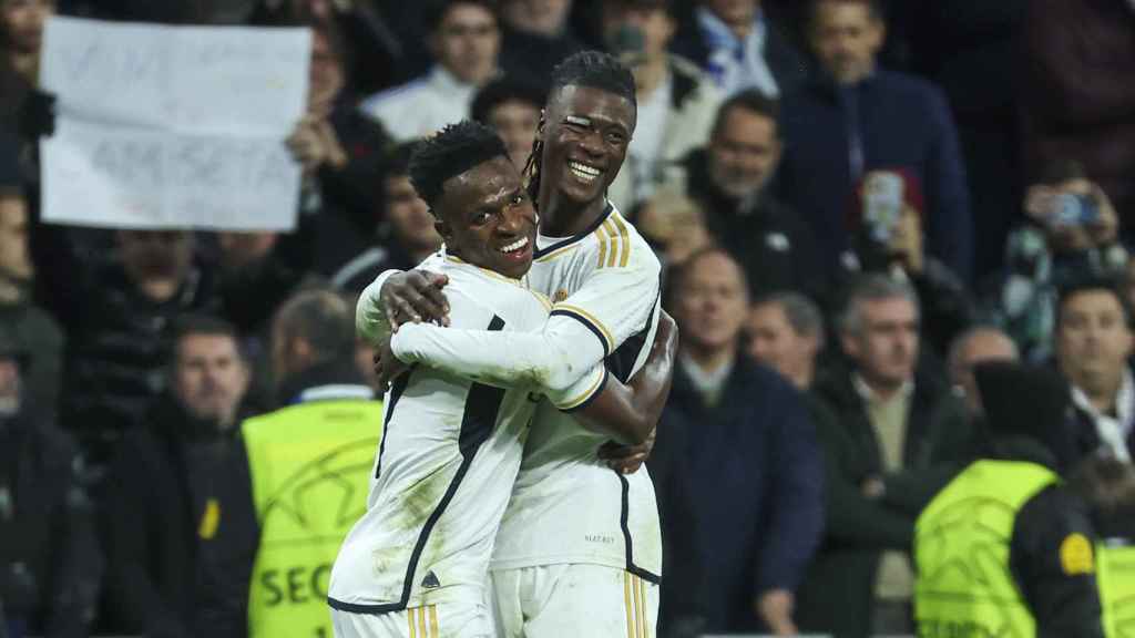 El abrazo entre Vinicius y Camavinga, durante el Madrid-Braga de Champions