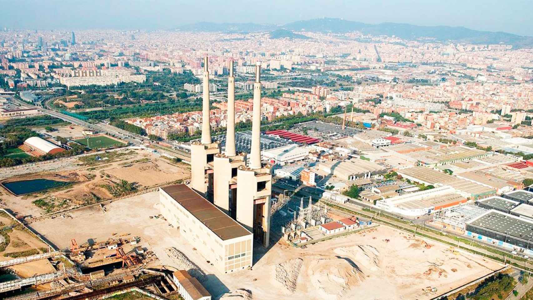 Imagen aérea de las Tres Chimenas de Sant Adrià de Besòs