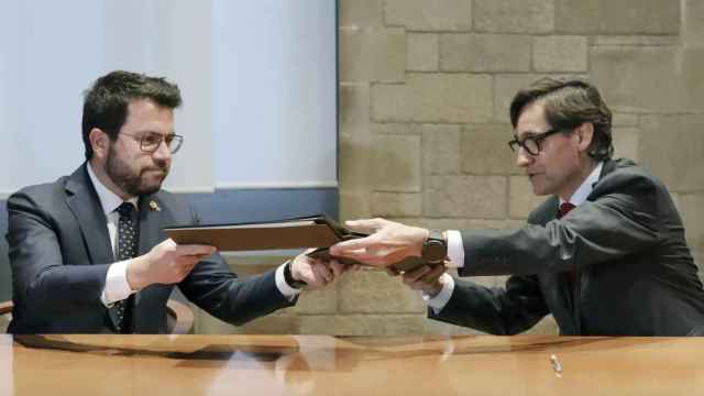 El presidente de la Generalitat, Pere Aragonès, y el líder del PSC, Salvador Illa (d), firmando el acuerdo de Presupuestos de la Generalitat para 2023 el pasado febrero