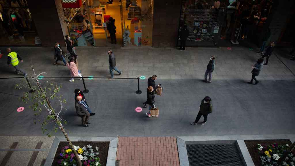 Gente paseando por Westfield La Maquinista