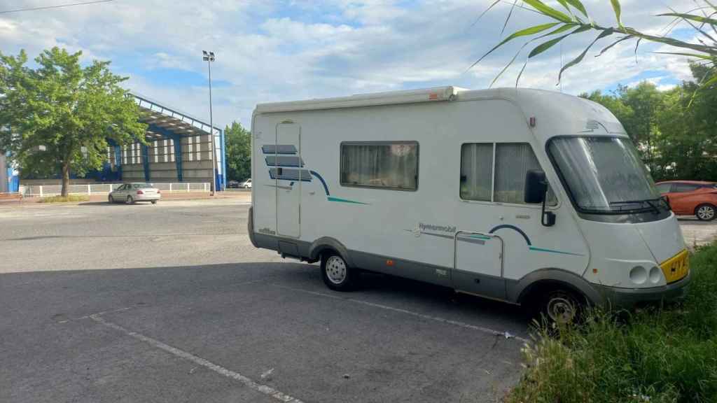 Foto de archivo de una zona de estacionamiento para autocaravanas