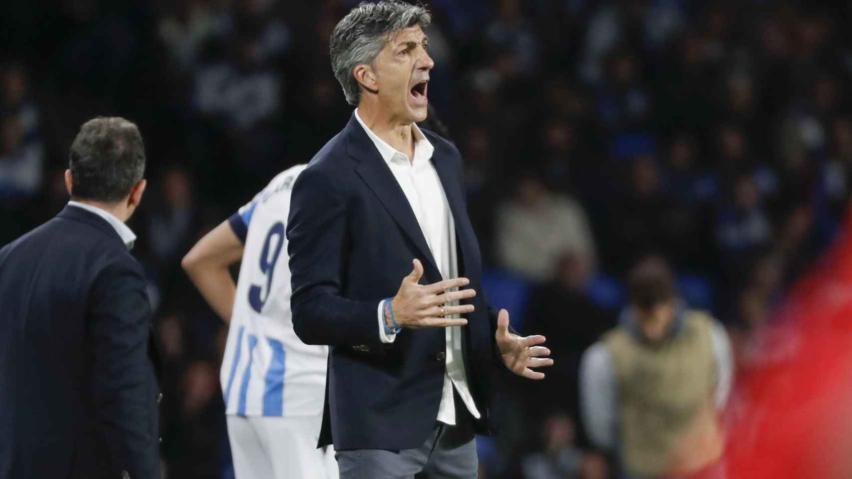 Imanol Alguacil alenta a los jugadores de la Real Sociedad en el partido contra el Benfica