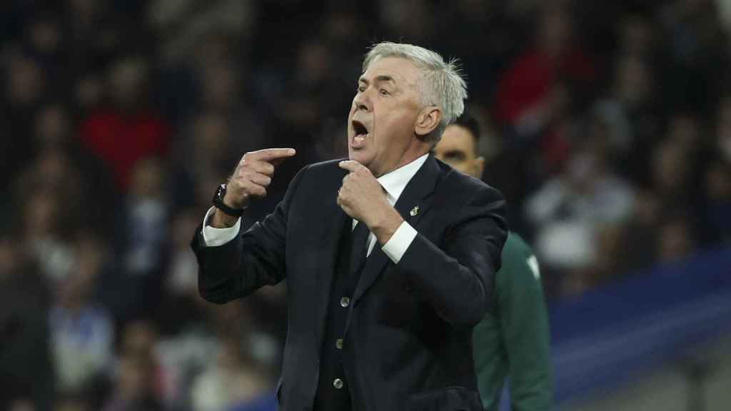 Ancelotti da indicaciones a sus jugadores en un partido de Champions League