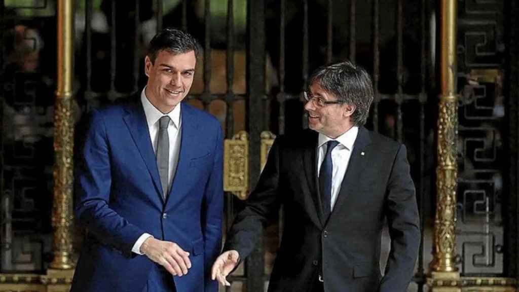 El presidente del Gobierno, Pedro Sánchez, y el expresidente de la Generalitat, Carles Puigdemont en un encuentro anterior