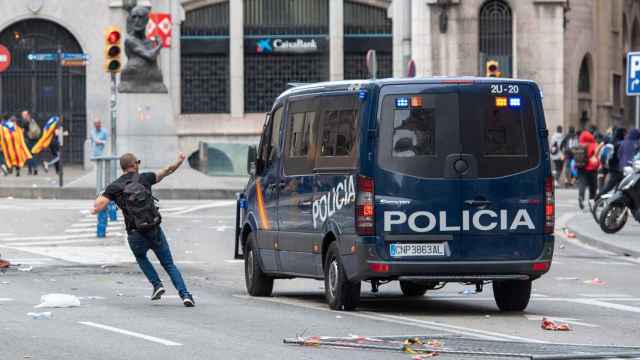 Un hombre hace una peineta a un furgón de la Policía Nacional en la Vía Laietana de Barcelona durante una manifestación de 2019
