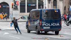 Un hombre hace una peineta a un furgón de la Policía Nacional en la Vía Laietana de Barcelona durante una manifestación de 2019