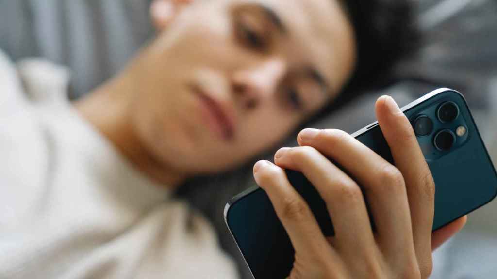 Un joven pasa tiempo en redes sociales