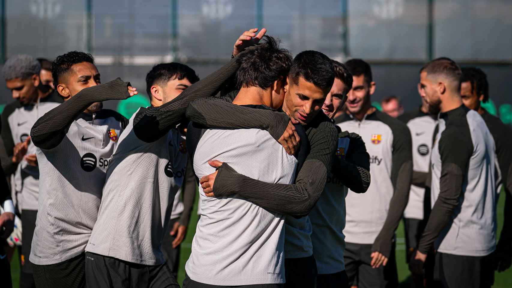 El abrazo de los Joaos, durante el entrenamiento del Barça antes del partido contra el Alavés