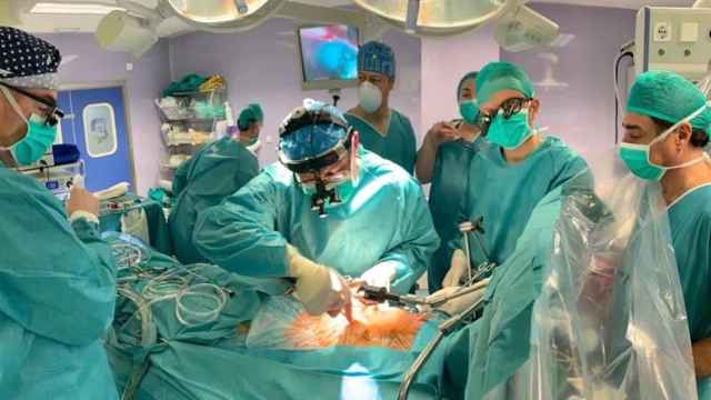 Un equipo de cirujanos interviene a un paciente