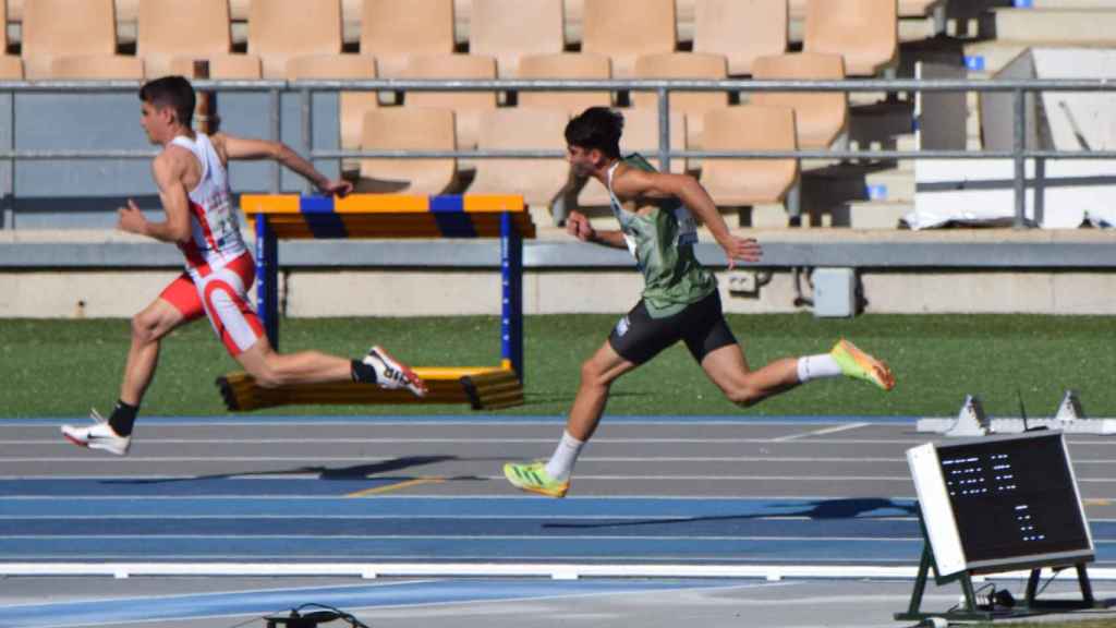 Pol Leal  (derecha) durante una competición de atletismo