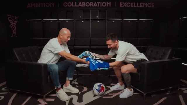 Zidane y Messi intercambian camisetas en un acto de Adidas