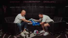 Zidane y Messi intercambian camisetas en un acto de Adidas