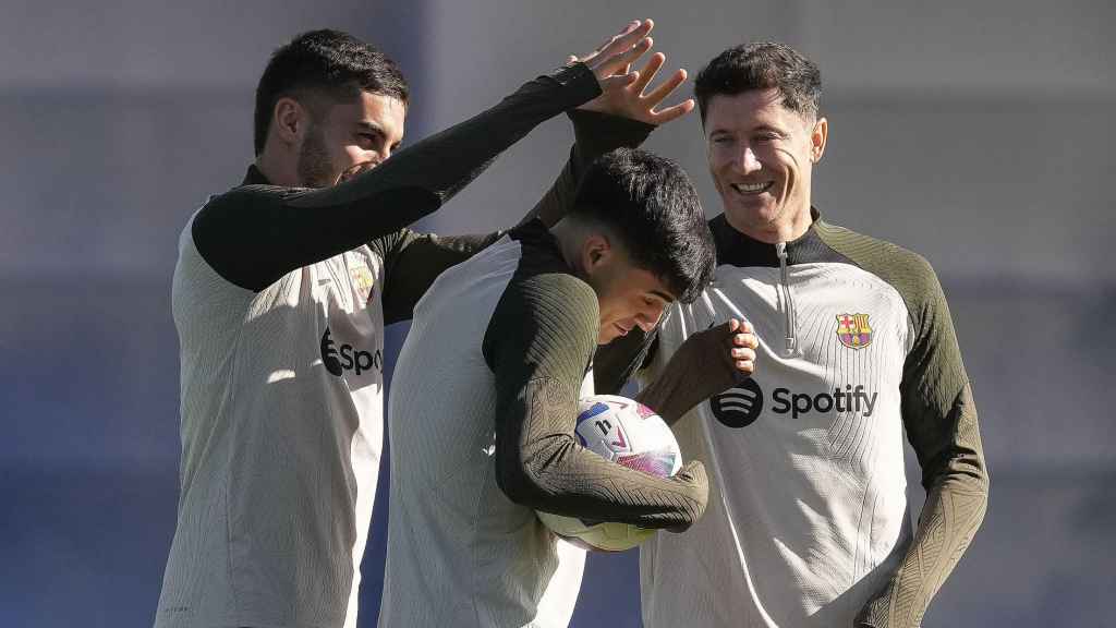 Ferran Torres, Pedri y Lewandowski, durante un entrenamiento del FC Barcelona