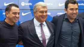 Laporta, Deco y Xavi durante una comparecencia del Barça