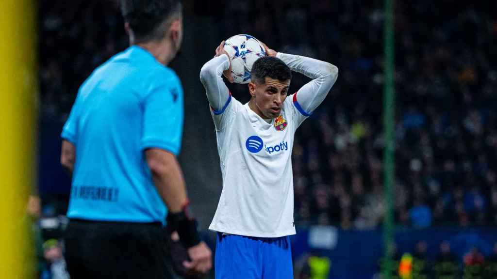 Joao Cancelo saca el balón desde la banda en el partido del Barça contra el Shakhtar