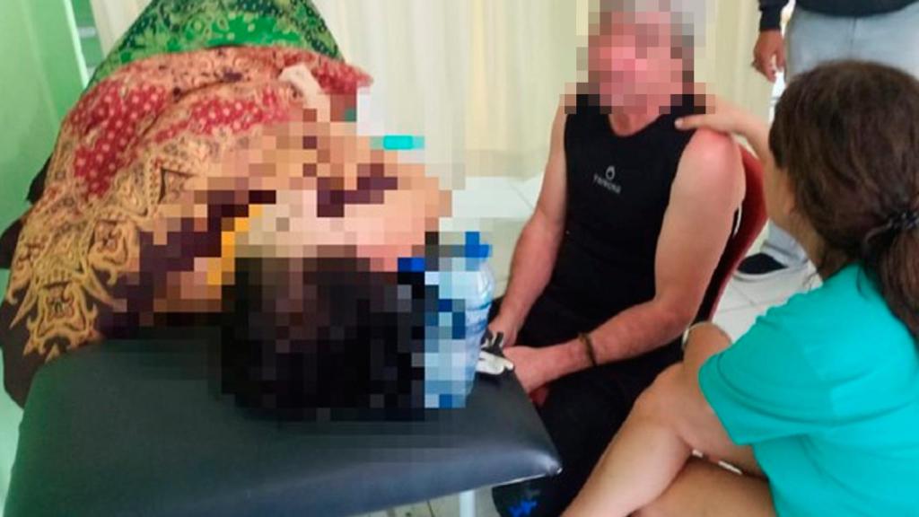 Marta, junto a su marido en un centro médico de Bali