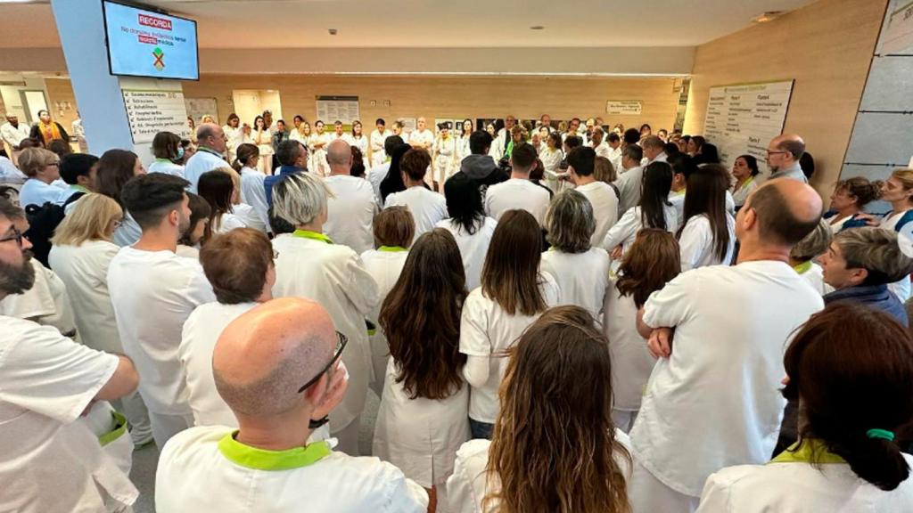 Minuto de silencio por Marta O. J. en el Hospital Esperit Sant