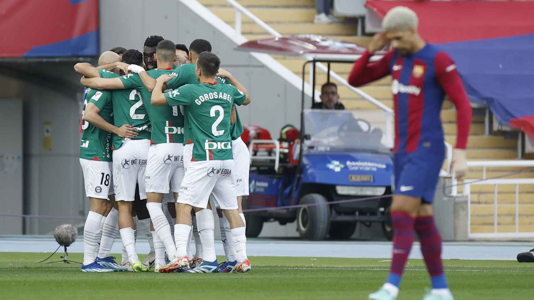 El Deportivo Alavés abraza a Samu tras marcar un gol contra el Barça