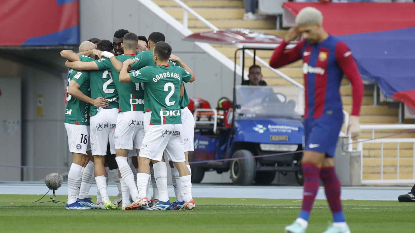 Los jugadores del Alavés celebran su gol al Barça ante la decepción de Ronald Araujo