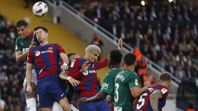 Lewandowski intenta cabecear un centro en el Barça-Alavés