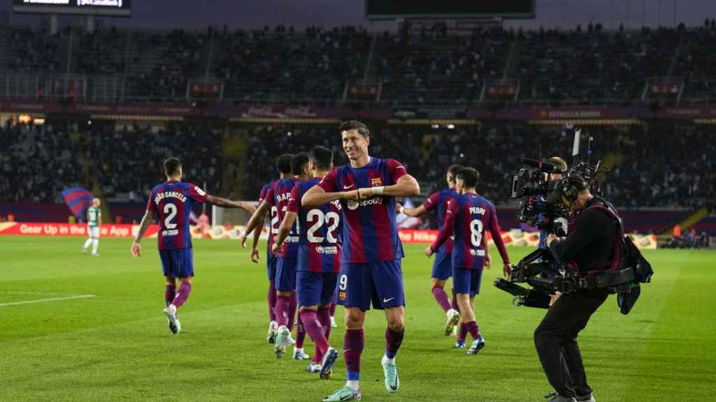 Robert Lewandowski, celebrando el doblete contra el Alavés en Montjuïc