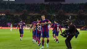 Robert Lewandowski, celebrando el doblete contra el Alavés en Montjuïc