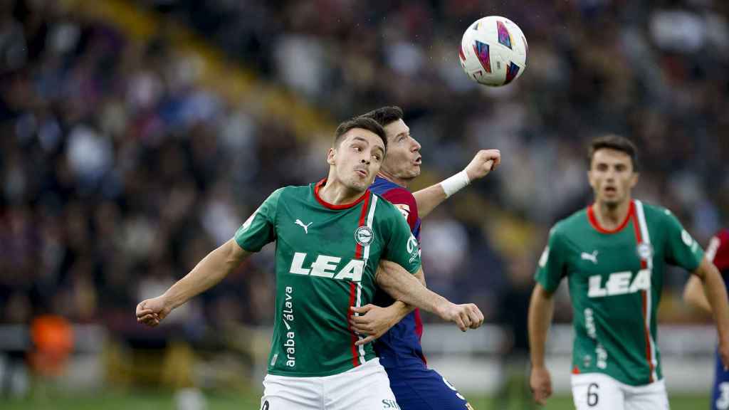 Lewandowski disputa un balón aéreo contra Gorosabel