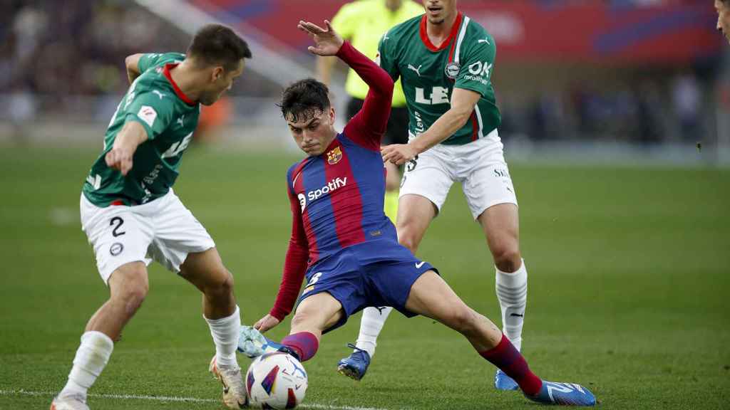 Pedri disputa el balón contra dos jugadores del Deportivo Alavés