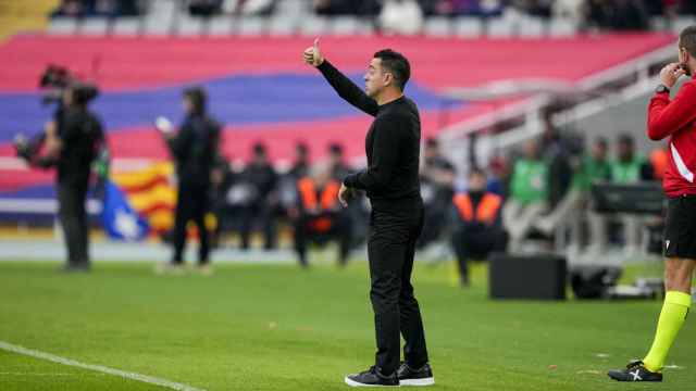 Xavi Hernández, dando instrucciones durante el Barça-Alavés