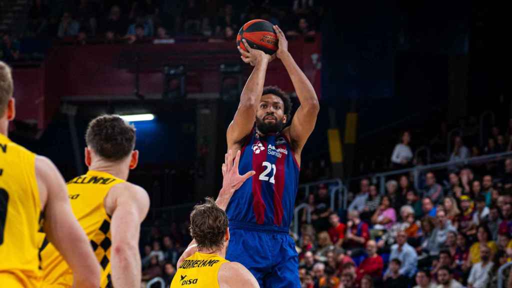 Jabari Parker encesta un triple contra el Lenovo Tenerife