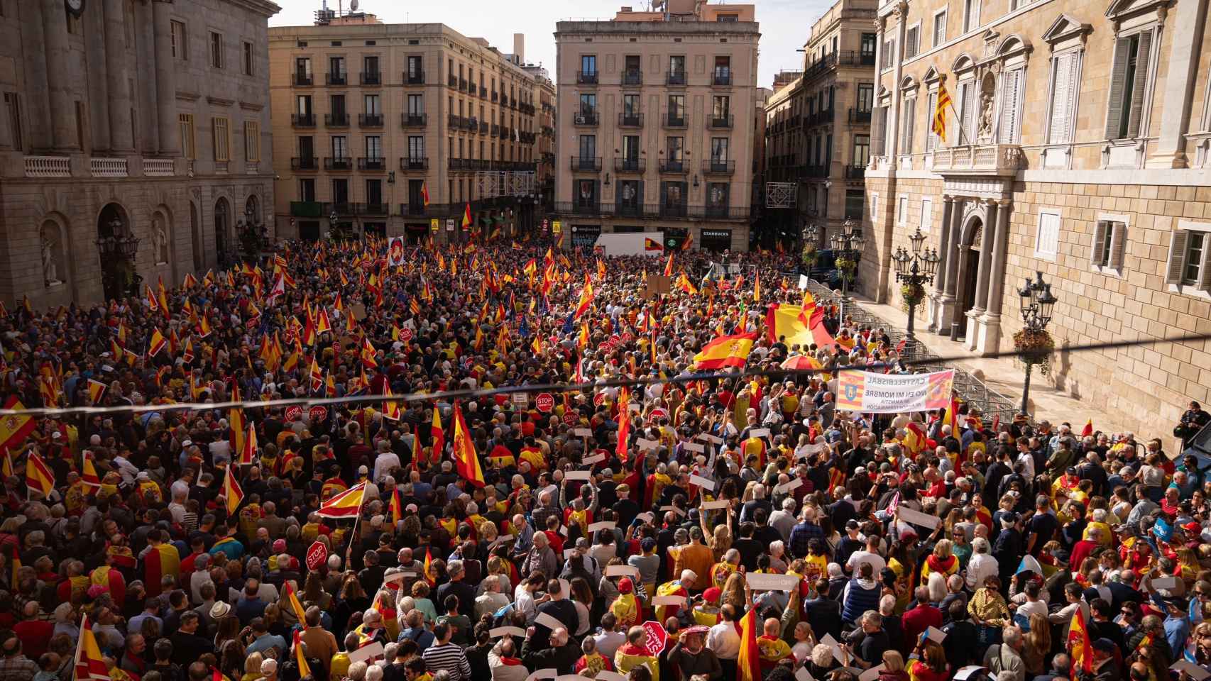 Panorámica de la plaza Sant Jaume de Barcelona, que ha concentrado a 6.000 personas, según la GUB