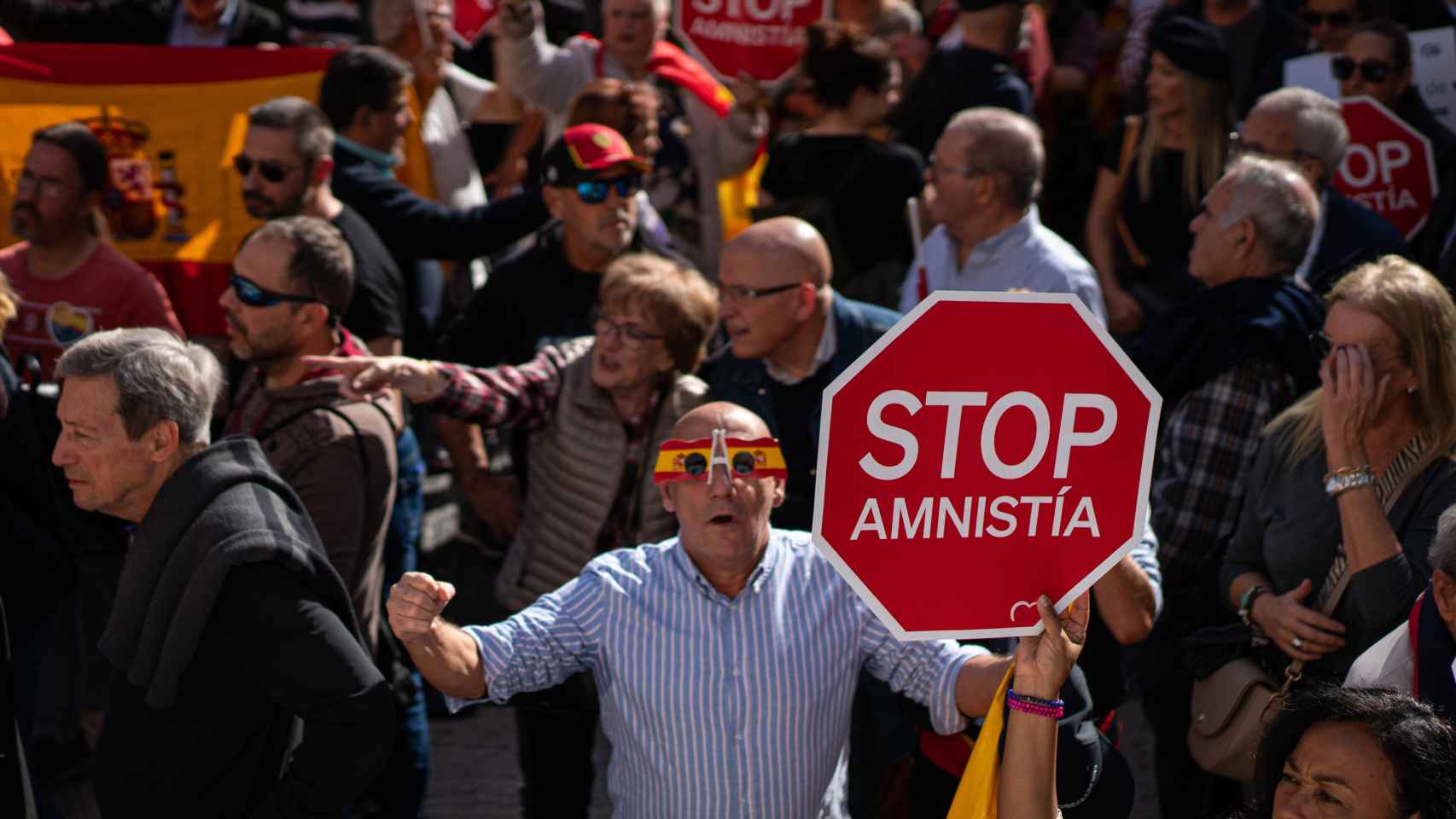 Manifestantes durante la protesta contra la amnistía en la Plaza Sant Jaume de Barcelona
