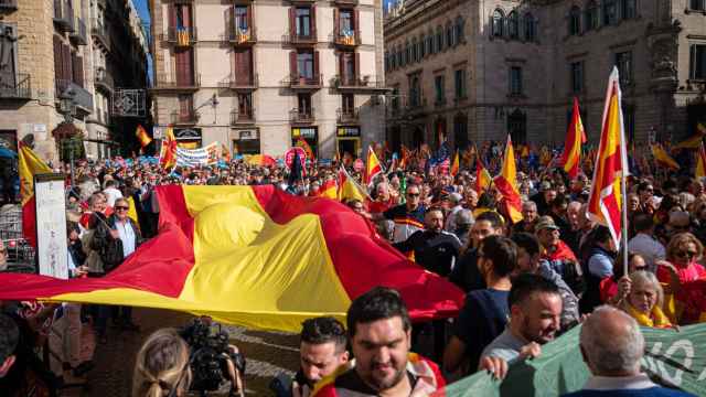 Una gran bandera de España en la plaza Sant Jaume de Barcelona