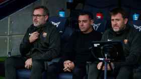 Xavi Hernández, junto a sus asistentes técnicos, en el partido del Barça contra el Alavés