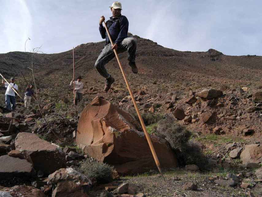 Un pastor utiliza el garrote para salvar un desnivel