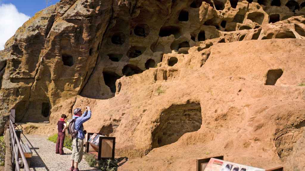 Cuevas del yacimiento arqueológico del Cenobio de Valerón