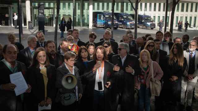 Abogados y procuradores acompañados de representantes de Vox y PP protestan a las puertas de la Ciutat de la Justicia de Barcelona contra el acuerdo para una ley de amnistía